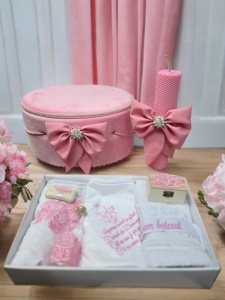 Set botez complet personalizabil Pink Blossom pentru fetiță cu lumânare din ceară naturală, trusou botez brodat și cutie premium îmbrăcată în catifea roz pastel