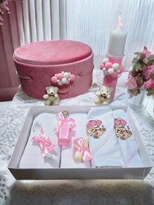 Set botez pentru fetiță în nuanțe de roz și alb cu cutie rotundă catifelată, lumânare decorată manual și trusou complet cu model ursuleț și baloane roz