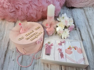 Set Botez Personalizat Trusou 8 piese in cutie rotunda catifelata + Lumanare - "Cu drag de la nasi" - Lebada, Roz - SPB-87