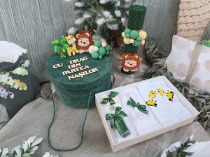 Set Botez Personalizat Trusou 8 piese in cutie rotunda + Lumanare - "Cu drag de la nasi" - Girafa ,Verde - SPB-106
