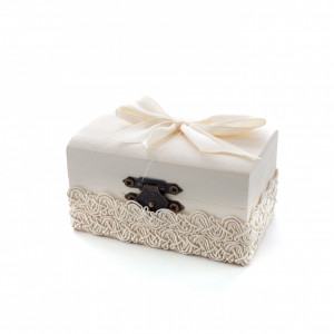 Cutiuta din lemn cu broderie crem pentru prima suvita de par a bebelusului, 10x5x5 cm - CSB-12
