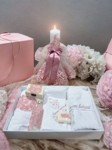 Set botez complet personalizabil Princess Lace pentru fetiță cu lumânare decorată cu dantelă roz, trusou botez elegant și accesorii premium pentru ceremonia religioasă