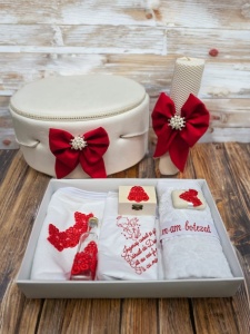 Set botez personalizat pentru băiat sau fetiță cu lumânare ceară naturală, trusou complet și cutie catifea ivory cu accente roșu rubin