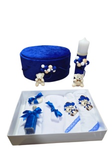 Set Botez Personalizabil pentru Băiețel | Trusou 7 Piese + Cutie Rotundă Buretată Catifelată Albastru Regal + Lumânare | Ursuleț cu Baloane Albastre