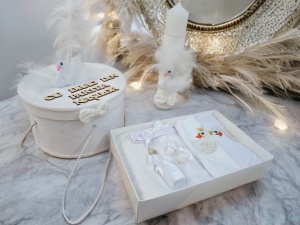 Set Botez Personalizat Trusou 8 piese in cutie rotunda catifelata + Lumanare - "Cu drag de la nasi" - Lebada, Crem - SPB-86