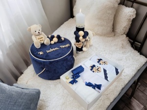 Set Botez Personalizat Trusou 8 piese in cutie rotunda catifelata + Lumanare - "Cu drag de la nasi" - Ursulet, Bleurmarin - SPB-94