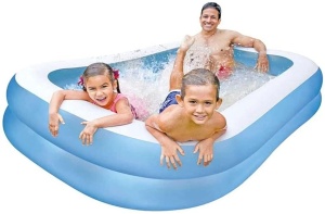 Familie relaxându-se într-o piscină gonflabilă Intex 57180NP de culoare albastră