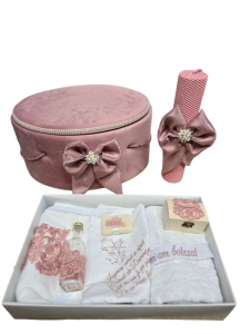 Set botez complet personalizabil pentru fetiță Vintage Rose | Lumânare din ceară naturală | Trusou 7 piese și cutie catifea roz pudrat