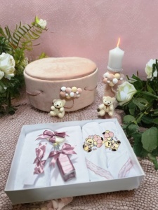 Set botez pentru fetiță în nuanțe de roz pudrat, crem și alb cu cutie rotundă catifelată, lumânare decorată manual și trusou complet cu model ursuleț și baloane pastel