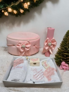 Set complet botez fetiță roz pudrat cu trusou personalizabil, lumânare din ceară naturală și cutie elegantă îmbrăcată în catifea