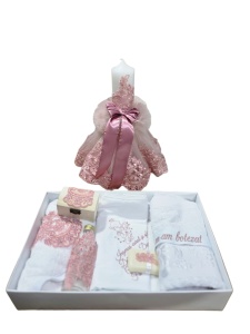 Set botez complet personalizabil pentru fetiță Princess Lace | Lumânare decorată și trusou 7 piese | Dantelă roz și funde satinate