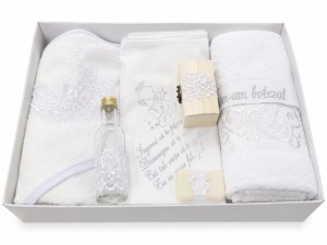 Trusou botez White Angel alb cu 7 piese, decorat cu dantelă fină și broderii elegante, personalizabil cu numele copilului și data botezului