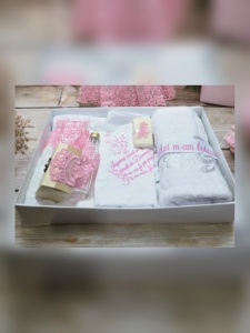 Trusou botez brodat roz cu dantela si funda satinata | 7 piese | Personalizabil cu nume si data