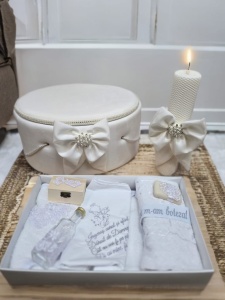 Set botez complet personalizabil White Pearl cu lumânare din ceară naturală aprinsă, trusou botez 7 piese și cutie de botez îmbrăcată în catifea albă