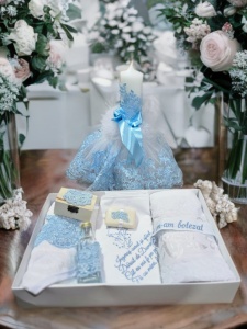 Set botez premium Blue Royal Lace pentru băiețel cu lumânare personalizabilă, trusou complet și broderii bleu într-un decor festiv elegant