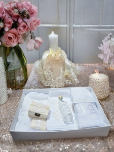 Trusou botez Ivory Lace pentru fetiță cu 7 piese, personalizabil cu nume și data botezului, decorat cu dantelă crem, broderie ivory și accesorii elegante, prezentat într-un decor festiv rafinat