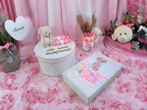 Set Botez Personalizat Trusou 8 piese in cutie rotunda + Lumanare - "Azi m-am crestinat" - Ursulet, Roz - SPB-102