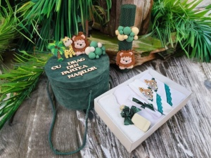 Set Botez Personalizat Trusou 8 piese in cutie rotunda + Lumanare - "Cu drag de la nasi" - Animalute ,Verde - SPB-107