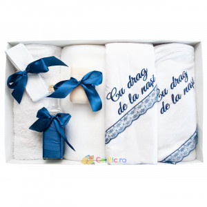 Trusou botez cu 7 piese personalizat cu broderie - "Cu drag de la Nasi" - Alb-Bleumarin - TPB-33