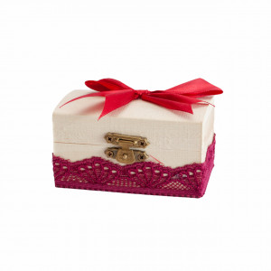 Cutiuta din lemn cu broderie visinie pentru prima suvita de par a bebelusului, 10x5x5 cm - CSB-15