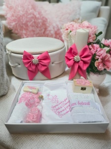 Set botez premium Pink Diamond pentru fetiță cu lumânare din ceară naturală, trusou personalizat și cutie elegantă îmbrăcată în catifea ivory cu accente roz fucsia