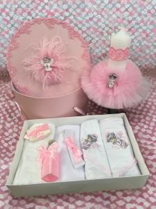 Set Botez Personalizat Trusou 8 piese in cutie rotunda + Lumanare - "Cu drag de la nasi" - Ingeras, Roz - SPB-98