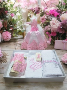 Set botez pentru fetita cu lumanare decorata cu dantela roz, funda satinata si trusou elegant personalizat pentru botez