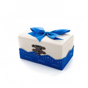 Cutiuta din lemn cu broderie albastru electric pentru prima suvita de par a bebelusului, 10x5x5 cm - CSB-08