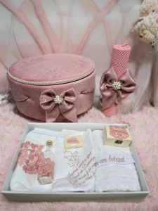 Set botez complet personalizabil Vintage Rose pentru fetiță cu lumânare din ceară naturală, trusou botez brodat și cutie premium îmbrăcată în catifea roz pudrat