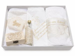 Trusou botez Ivory Lace Personalizabil pentru Fetiță | 7 Piese | Dantelă Crem și Broderie Elegantă