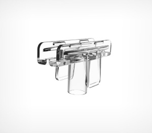 Suport preturi inalt asezat pe podea langa paleti de marfa in supermarket