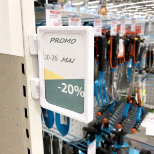 Rama afisaj A6 din plastic ABS alba utilizata pentru afisarea promotiilor la raft in magazin