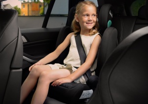 Lionelo Hugo – auto sjedište i-Size 100–150 cm Black Carbon - Img 3
