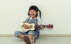 Drvena ukulele gitara za djecu, 4 najlonske žice, ECOTOYS - Img 7
