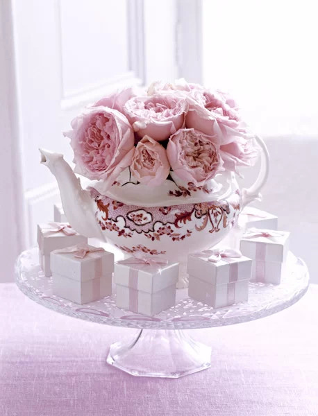 Décor floral romantic pentru evenimente in cesti si ceainice