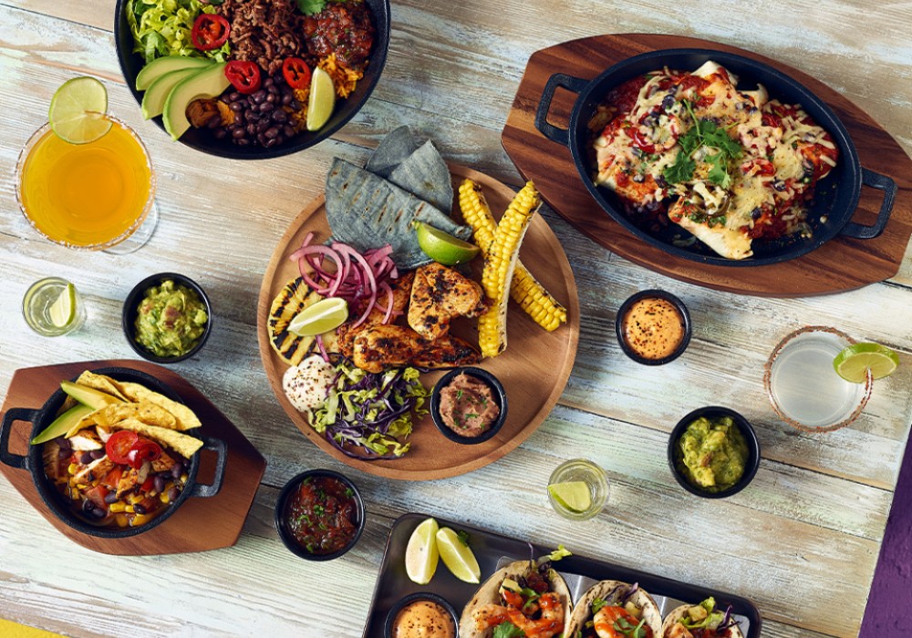 Arta servitului in HoReCa si farmecul rustic al mesei. Cum poti sa transformi complet experienta clientilor tai folosind platouri de lemn?