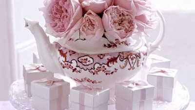 Décor floral romantic pentru evenimente in cesti si ceainice