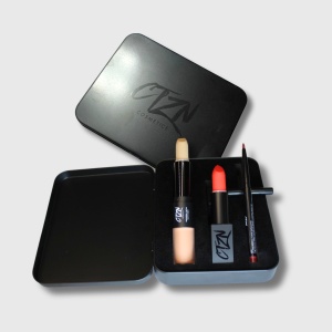 Set Cadou Machiaj CTZN Cosmetics Creion de buze Lipstroke Ni 1, 2 g + Ruj si creion de buze Nudiversal Lip Duo Abu Dhabi 2, 6 g + Ruj Code Red Ahmar 3, 5 g, 3 piese, Cutie Metalica Premium