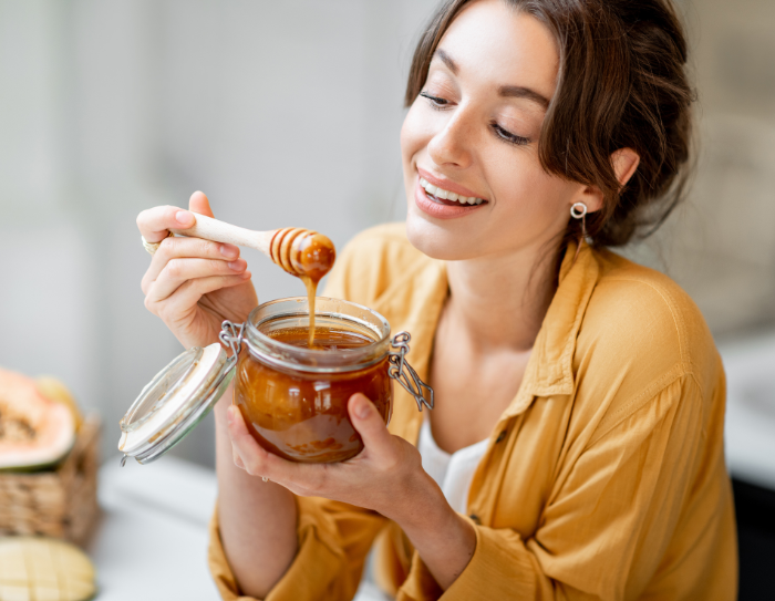 una donna a cui piace mangiare il miele - onomeus.it