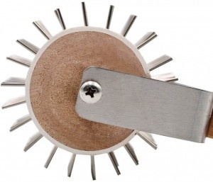 Rullo per disopercolare con denti metallici e manico in legno 