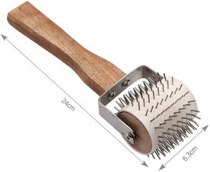Rullo per disopercolare con denti metallici e manico in legno 