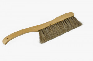 Spazzola per api a 3 file di setole con manico in legno ondulato