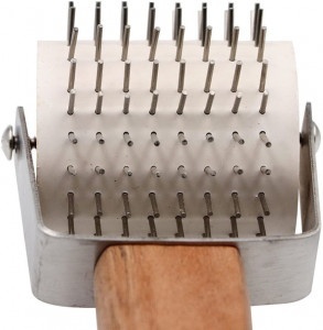 Rullo per disopercolare con denti metallici e manico in legno 