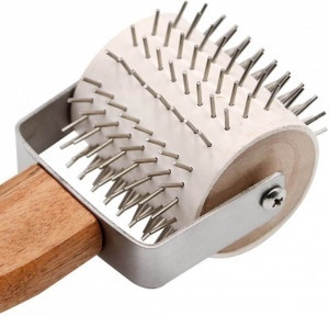 Rullo per disopercolare con denti metallici e manico in legno 