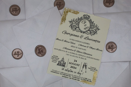 Invitație nuntă cu plic alb sidefat și sigiliu bronz