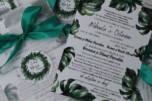 Invitație nuntă cu fontiță și sticker personalizat verde