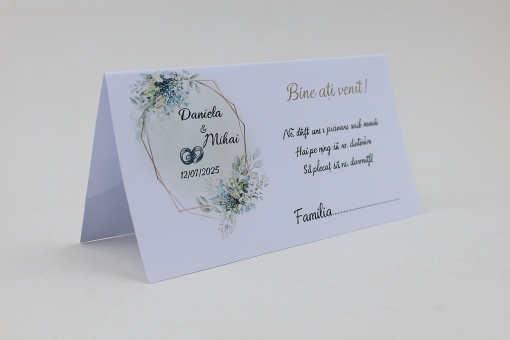 Model elegant cu siluete florale și accente