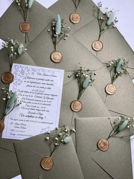 Invitație nuntă cu flori si sigiliu auriu