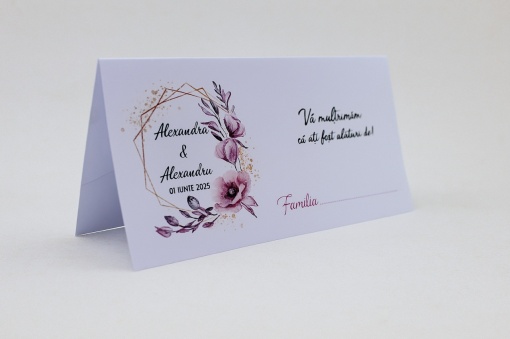Model cu inițiale și coroniță florală verde-aurie
