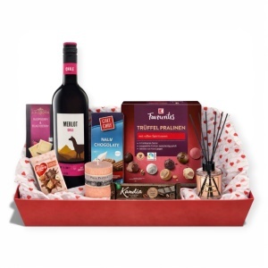 Cutie Cadou Elegantă pentru Ea cu Vin Merlot, Ciocolată și Lumânare Parfumată